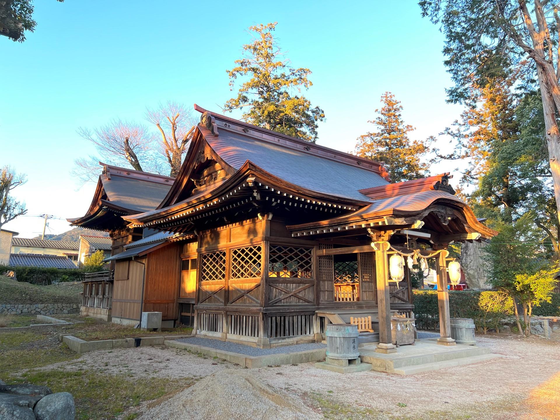 築山神社
